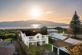 Beachfront Kapiti Sands, up to 25 guests!